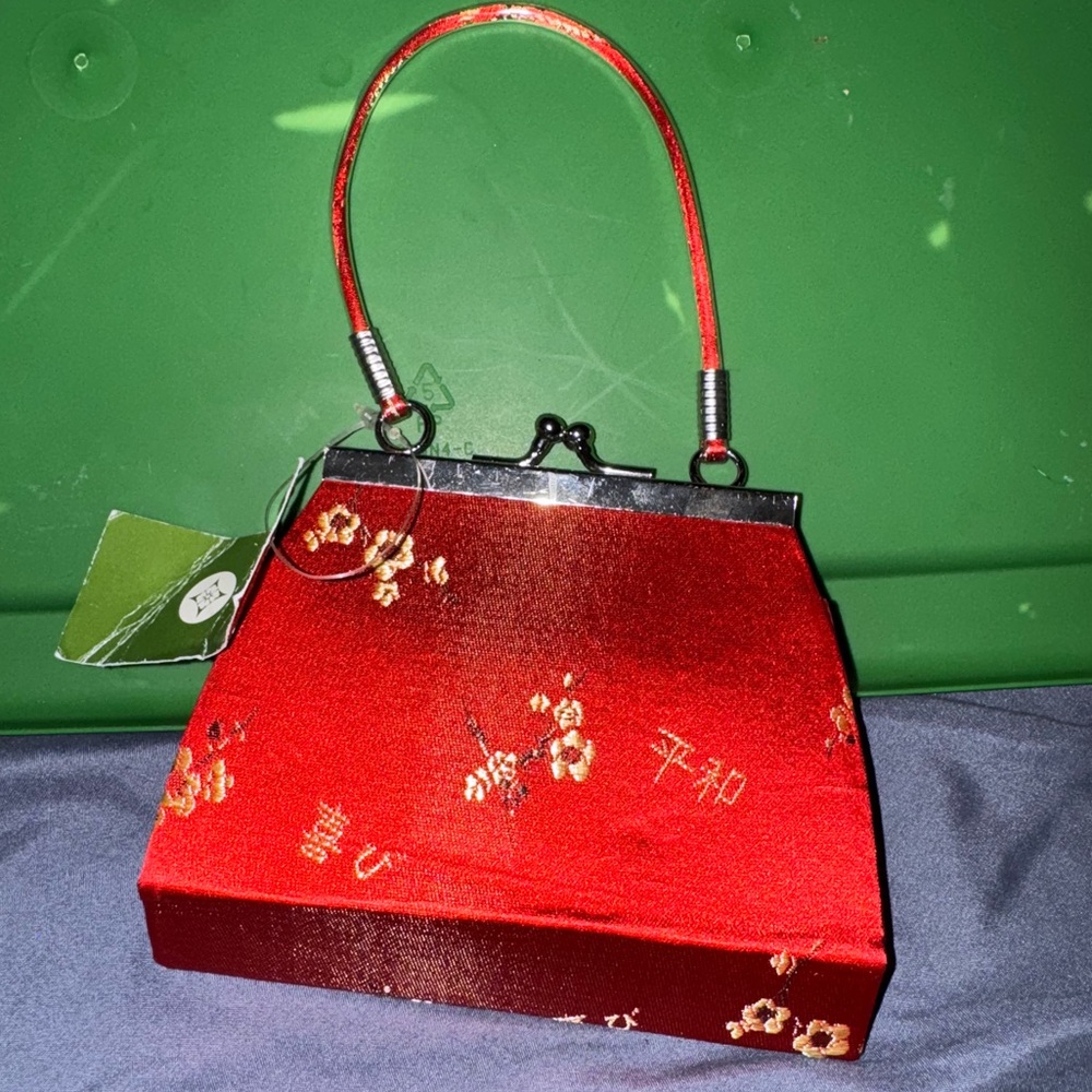Elegant Asian-Inspired Red Floral Women's Mini Clasp Purse